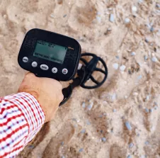 Cele mai bune detectoare de metale în 2026: top 5 modele recomandate pentru începători (buget redus)